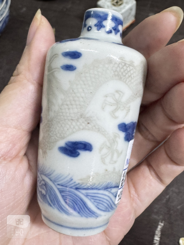清 青花釉里红双龙戏珠纹烟壶 - 图6
